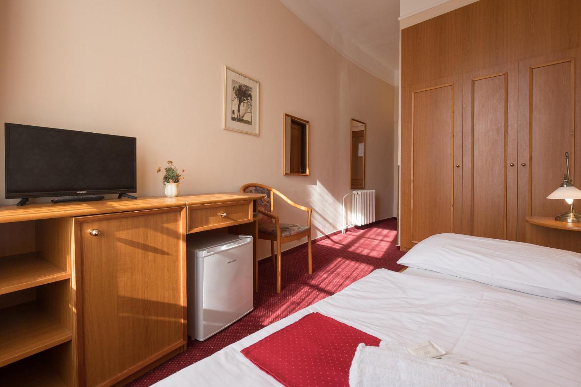 Hotel U Cerneho Orla Telc Exterior photo