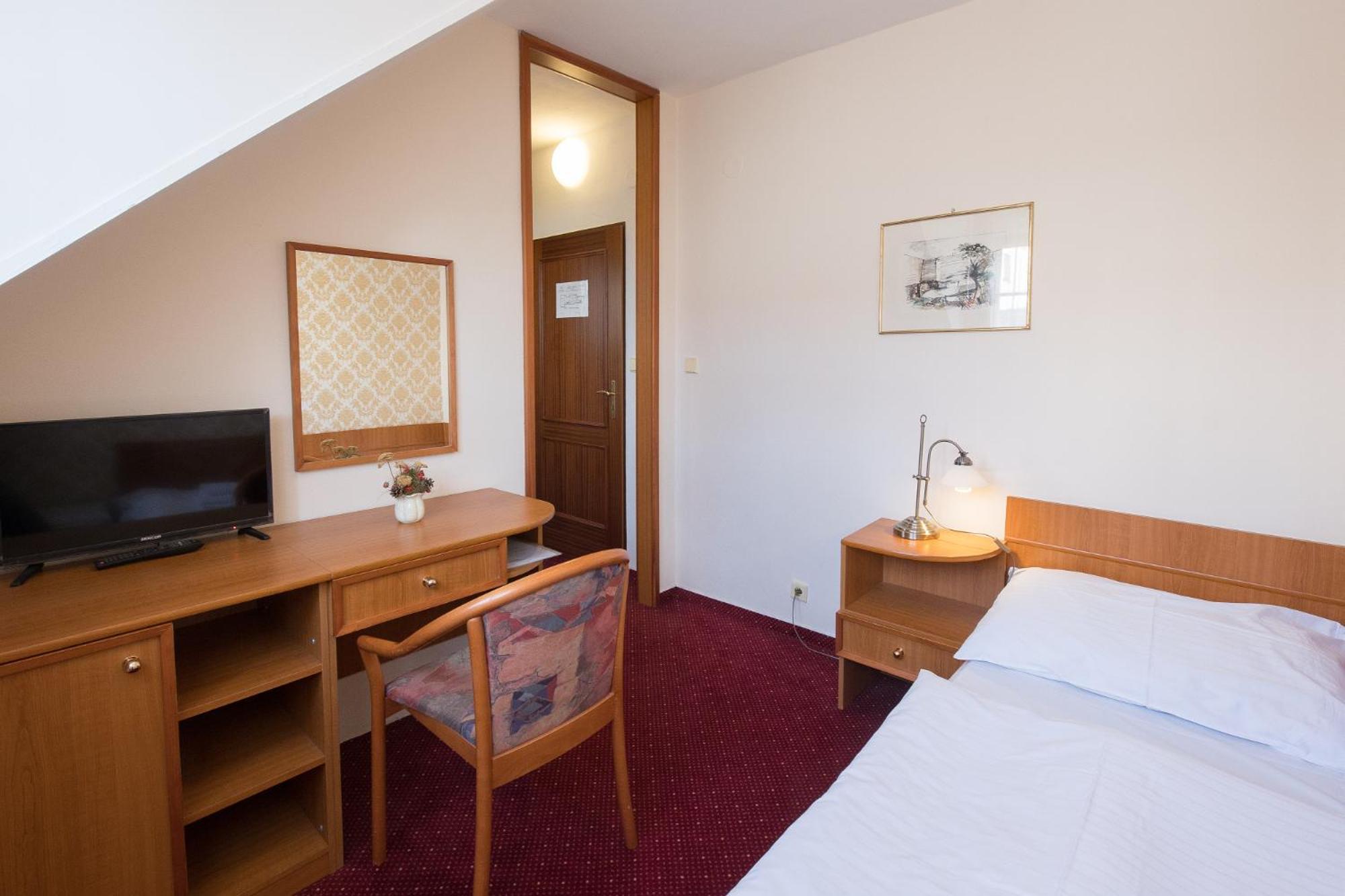 Hotel U Cerneho Orla Telc Exterior photo